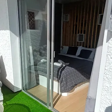 Modern Open-plan With Terrace And Sea View アパート